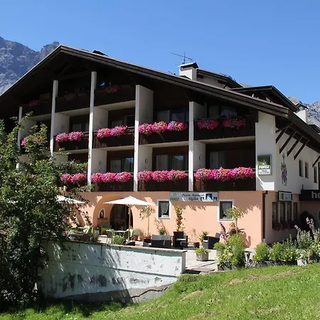 Hotell Alpina Mountain Resort